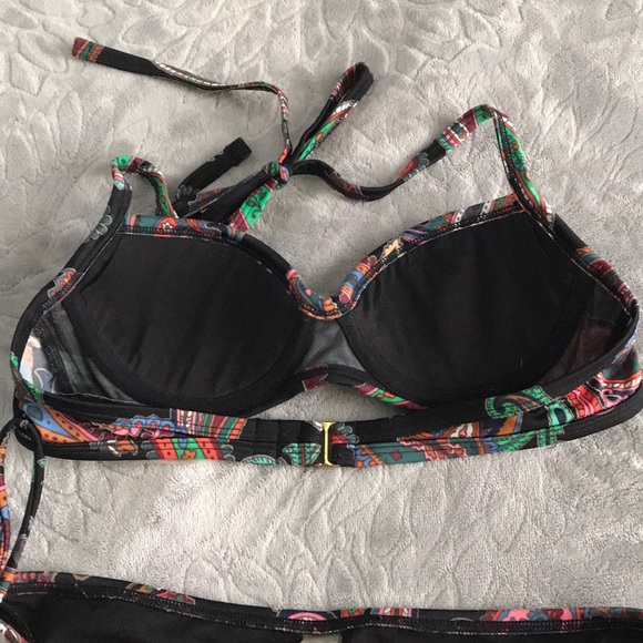 Victoria’s Secret Bikini - Picture 5 of 5